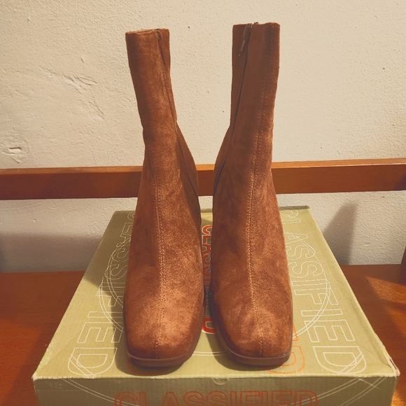Never worn Vintage Classified real suede boots size 7 - Picture 2 of 3